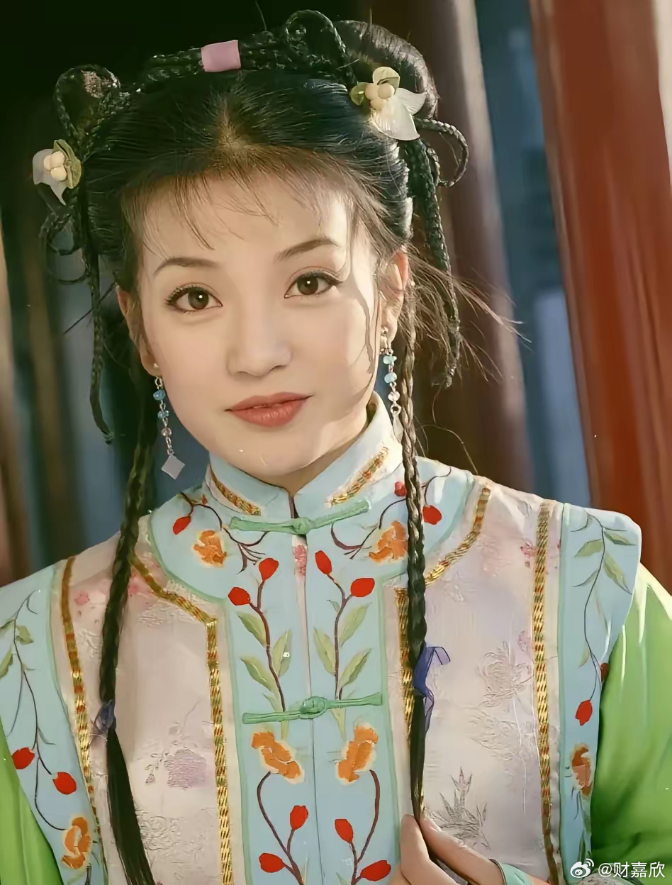 小燕子演员与巷弄深处的独特风情，探访小巷中的特色小店